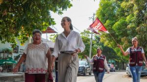 Lee más sobre el artículo Rosi Bayardo hace recorrido casa por casa en el Barrio II de Manzanillo en defensa de la Transformación