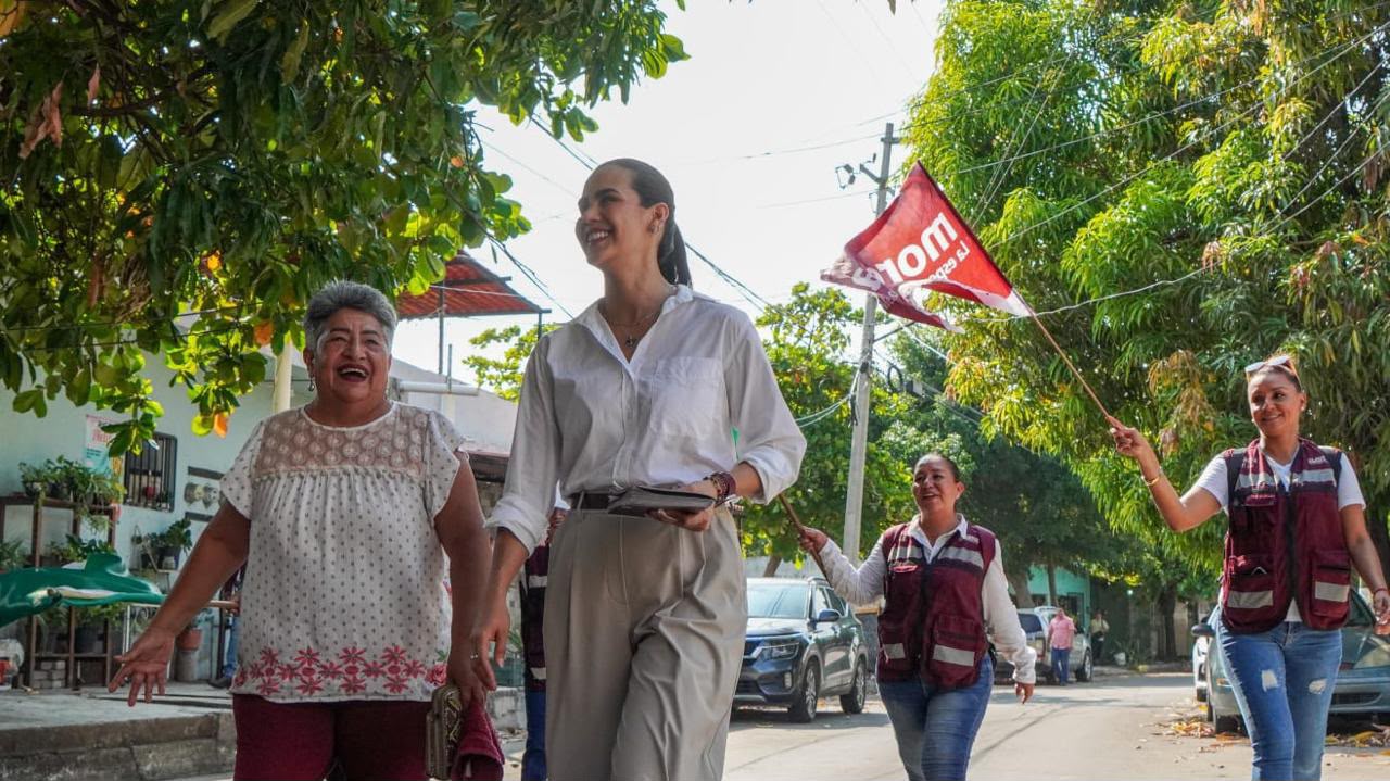 En este momento estás viendo Rosi Bayardo hace recorrido casa por casa en el Barrio II de Manzanillo en defensa de la Transformación