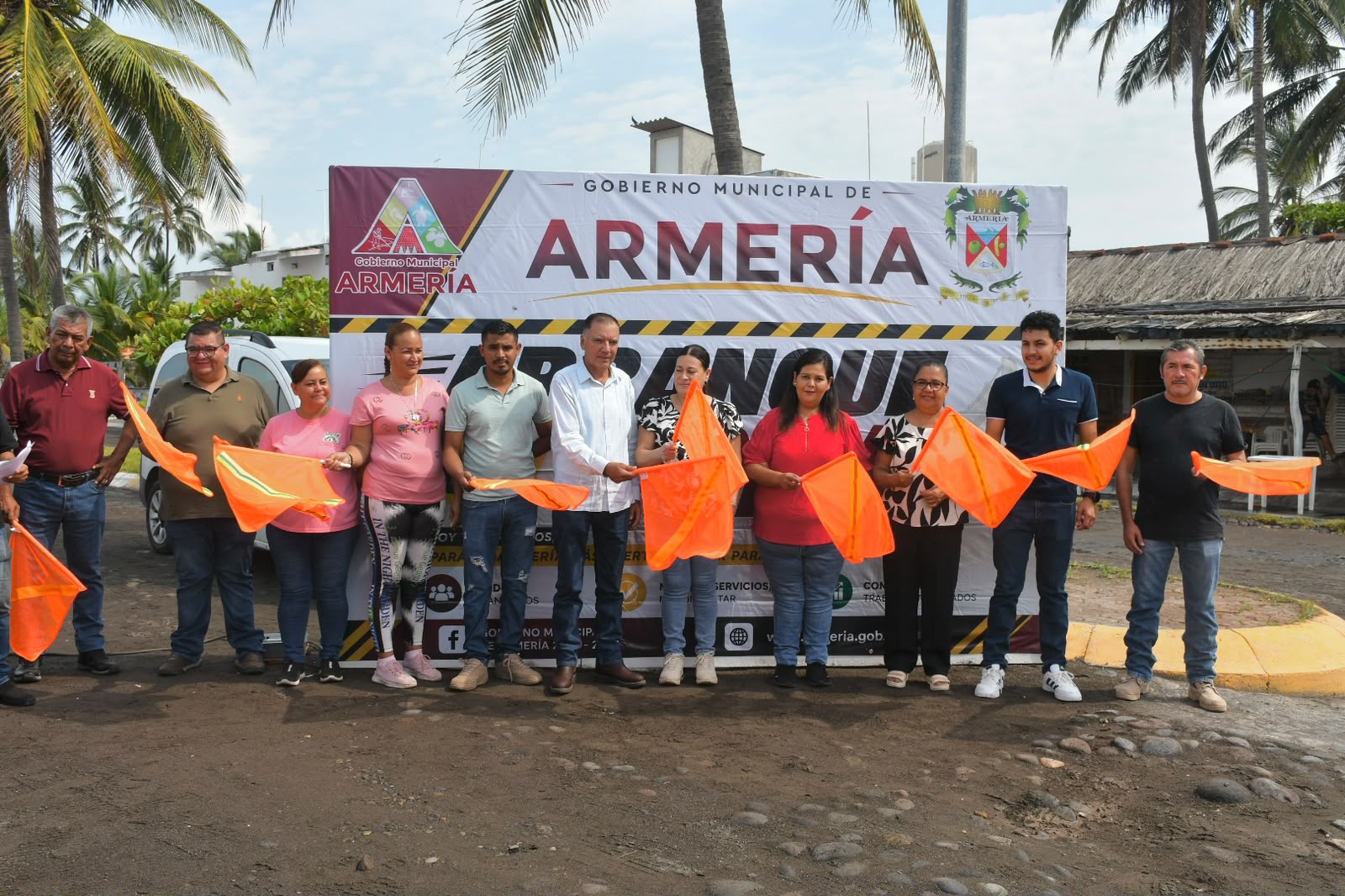 En este momento estás viendo Cruz Méndez anuncia la rehabilitación de alumbrado y área recreativa del camellón principal de playa El Paraíso