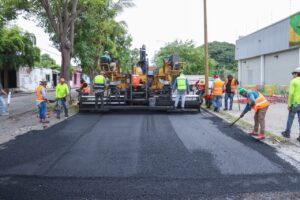 Lee más sobre el artículo Inicia repavimentación de la avenida De Los Maestros en Tecomán