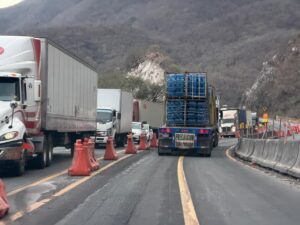 Lee más sobre el artículo Obras carreteras complican la salida de Caleras; habitantes tardan hasta una hora en llegar a Tecomán