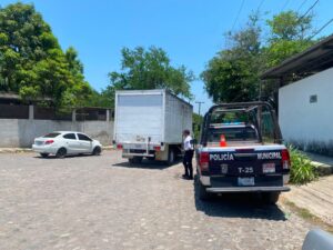 Lee más sobre el artículo Policía Vial de Tecomán regula el paso de vehículos pesados en ruta alterna