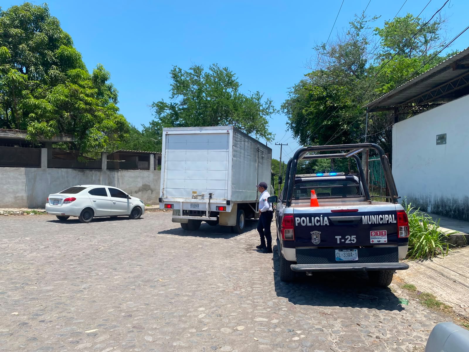 En este momento estás viendo Policía Vial de Tecomán regula el paso de vehículos pesados en ruta alterna