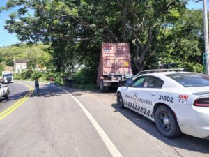 Lee más sobre el artículo Salida del camino de contenedor provoca operativo en Libramiento Armería-Manzanillo