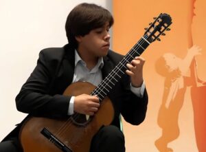 Lee más sobre el artículo Destaca Axel Centeno en concursos de guitarra de España y Michoacán