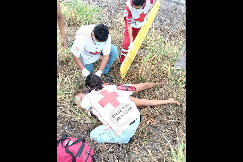 En este momento estás viendo Adolescente resulta lesionada tras accidente de motocicleta rumbo al basurero de Tecomán