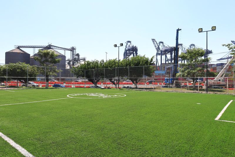 En este momento estás viendo Ayuntamiento de Manzanillo avanza en la construcción de tres canchas de futbol 5