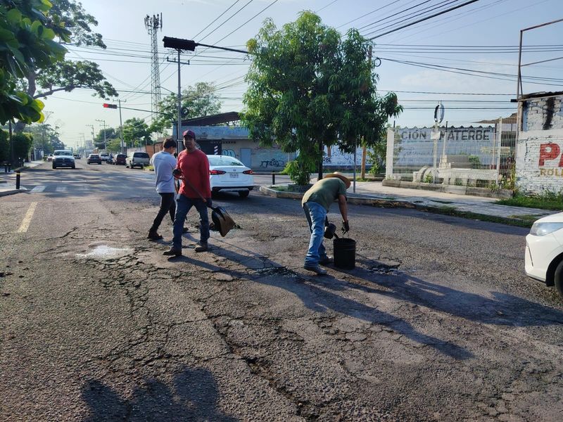 En este momento estás viendo Atiende Ayuntamiento de Colima baches en La Armonía y refuerza acciones por temporada de lluvias