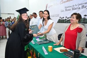 Lee más sobre el artículo Rosi Bayardo amadrina a egresadas y egresados del Conalep Manzanillo; les invita a seguirse preparando