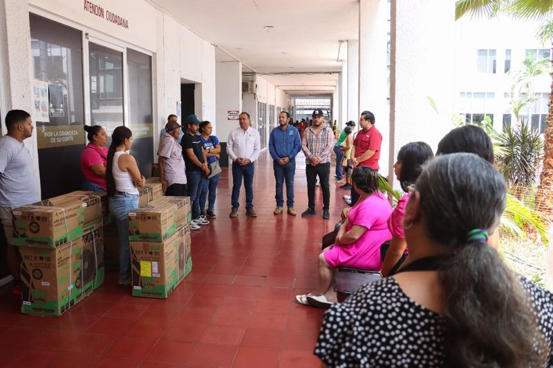 En este momento estás viendo Gobierno de Tecomán entrega aires acondicionados a bajo costo