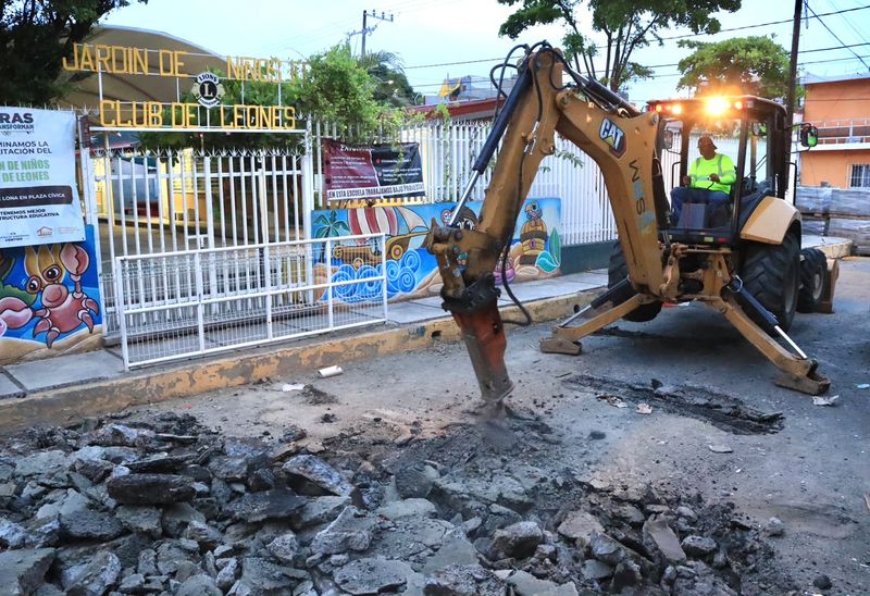 En este momento estás viendo Ayuntamiento de Manzanillo mejora calles del Centro Histórico