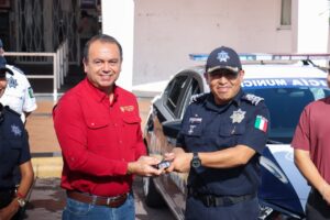 Lee más sobre el artículo Armando Reyna entrega cuatro nuevas patrullas a Seguridad Pública