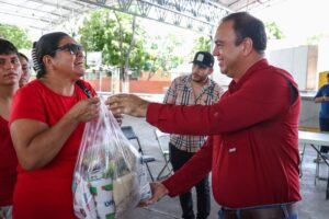 Lee más sobre el artículo Gobierno de Tecomán entrega despensas a familias del municipio