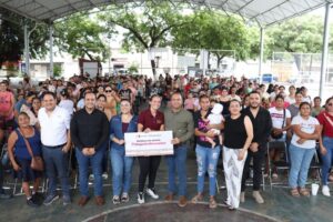 Lee más sobre el artículo Armando Reyna entrega apoyos a 250 madres solteras de Tecomán