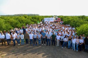 Lee más sobre el artículo Armando Reyna participa en jornada de reforestación en Tecomán
