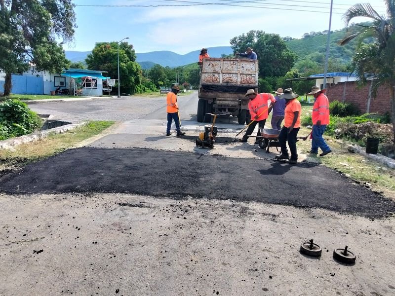En este momento estás viendo Gobierno de Tecomán realiza jornada de bacheo en Madrid