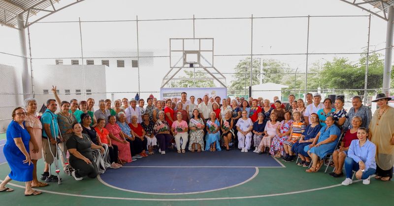En este momento estás viendo Festeja DIF Municipal Tecomán y Alcalde Armando Reyna a las y los adultos mayores en su día social