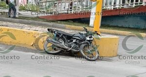 Lee más sobre el artículo Chocan dos menores en moto contra ambulancia, en la Insurgentes, en Tecomán