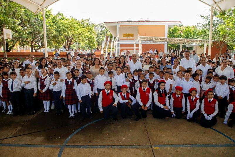 En este momento estás viendo Indira Vizcaíno inaugura ciclo escolar y da la bienvenida a más de 116 mil estudiantes y más de 11 mil docentes de educación básica