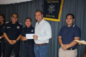 Lee más sobre el artículo Armando Reyna respalda a familias de policías con becas escolares