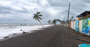 Lee más sobre el artículo El mar ya alcanza la escuela de Tecuanillo; mantienen clases a distancia