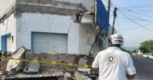 Lee más sobre el artículo Colapsa marquesina de locales comerciales en la ciudad de Colima; no hay lesionados