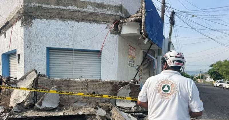 En este momento estás viendo Colapsa marquesina de locales comerciales en la ciudad de Colima; no hay lesionados