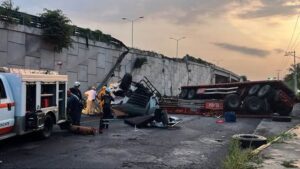 Lee más sobre el artículo Tráiler cae de puente en el Libramiento Ejército Mexicano; conductor queda fuera de peligro