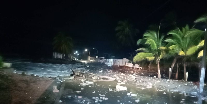 En este momento estás viendo El oleaje deja sin enramadas a El Paraíso; también hay viviendas afectadas