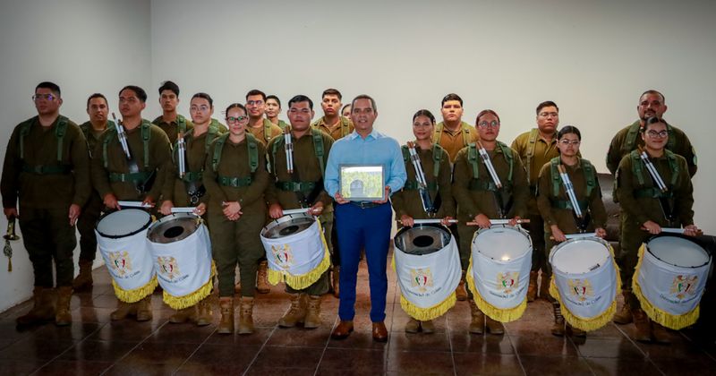 En este momento estás viendo Banda de Guerra de la UdeC entrega al rector reconocimiento obtenido en Jalisco