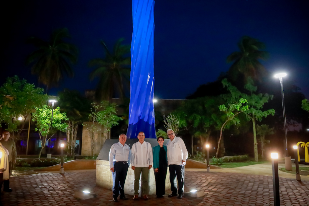 En este momento estás viendo Develan obra de Sebastián e inauguran el Jardín del Saber, en el campus central