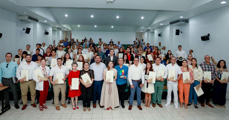En este momento estás viendo Entregan reconocimientos a estudiantes con trayectoria académica sobresaliente a nivel nacional