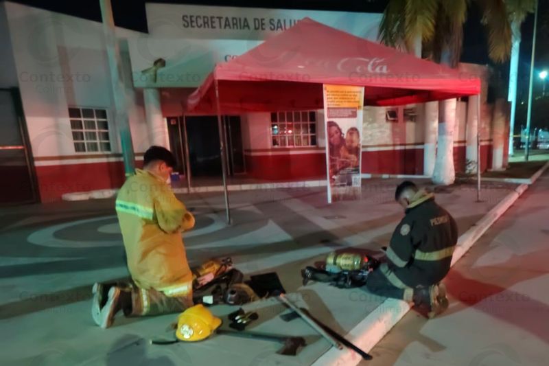En este momento estás viendo Falla eléctrica provoca conato de incendio en oficinas de Salud, en Tecomán