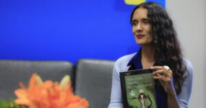 Lee más sobre el artículo Gana Alma Delia Murillo Premio de Narrativa Colima 2026 por su obra “Raíz que no desaparece”
