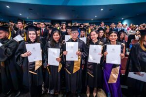 Lee más sobre el artículo Egresan 173 estudiantes de licenciatura y posgrado de la Facultad de Economía de la UdeC