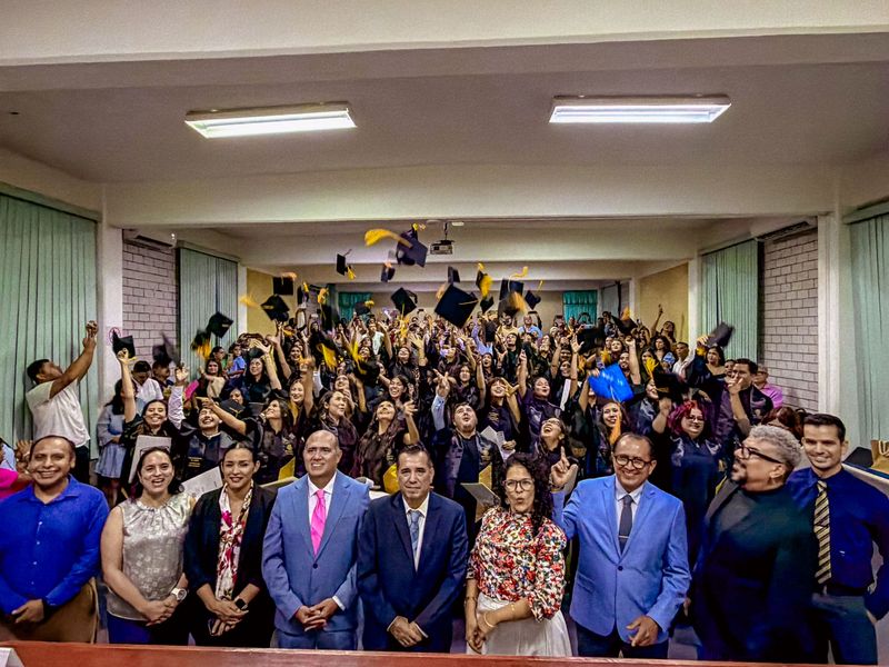 En este momento estás viendo Concluyen 65 jóvenes la Licenciatura en Enseñanza de Lenguas de la UdeC
