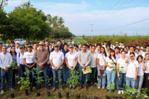 Lee más sobre el artículo Estudiantes y personal de la UdeC plantan 240 árboles en la playa El Real, en Tecomán