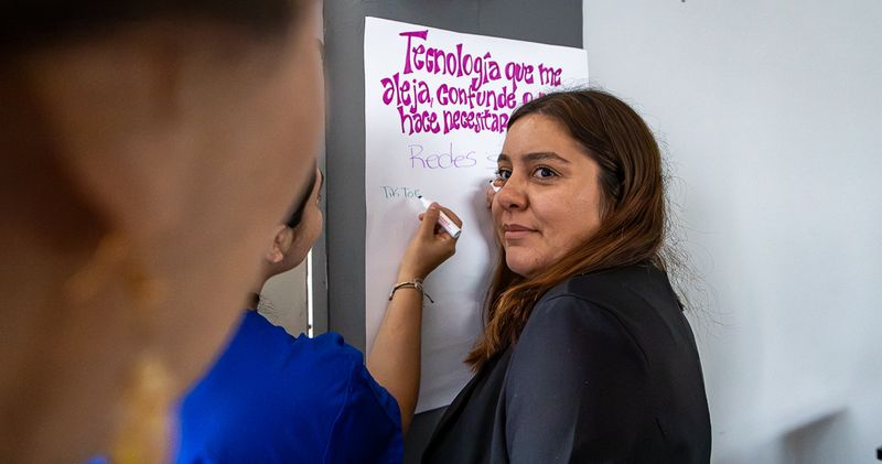 En este momento estás viendo Analizan las barreras de acceso y uso de tecnologías digitales en personas adultas mayores