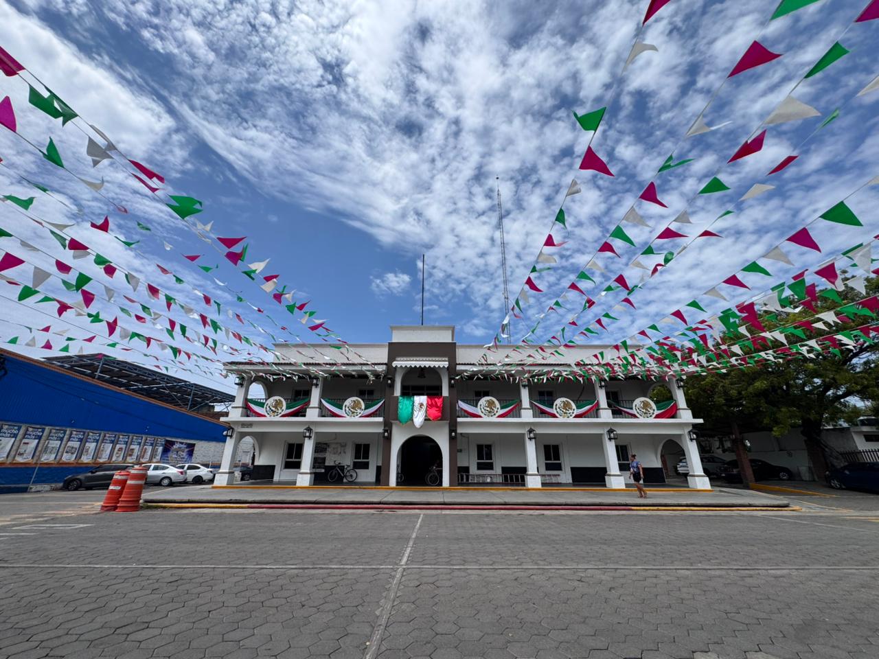 En este momento estás viendo Armería se prepara para las Fiestas Patrias con la decoración de espacios públicos