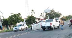 Lee más sobre el artículo Choca motocicleta y moto taxi en la carretera a El Real, en Tecomán