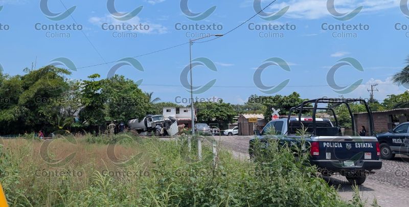 En este momento estás viendo Tecomán: tren impacta a pipa en la colonia Bayardo
