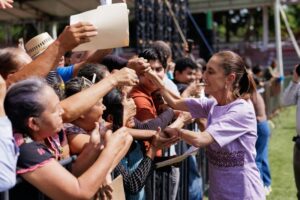 Lee más sobre el artículo Claudia Sheinbaum reconoce a Indira Vizcaíno como la mejor gobernadora en la historia de Colima y destaca avances del estado