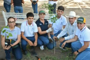 Lee más sobre el artículo Encabeza cruz Méndez plantación de 90 árboles en Armería