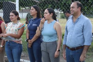 Lee más sobre el artículo Entregan Indira Vizcaíno y Armando Reyna dos nuevas canchas de futbol en Tecomán