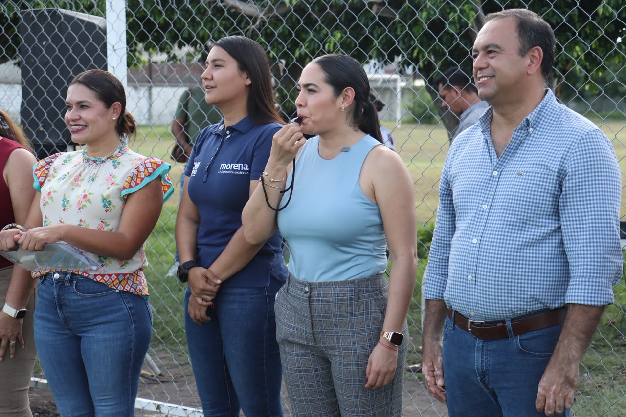 En este momento estás viendo Entregan Indira Vizcaíno y Armando Reyna dos nuevas canchas de futbol en Tecomán