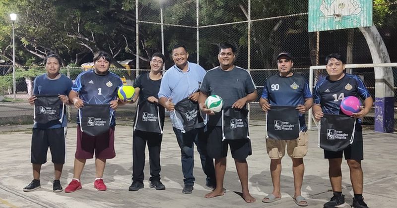 En este momento estás viendo Regidor Jorge González Magaña atiende solicitudes y entrega balones de voleibol en Cerro de Ortega