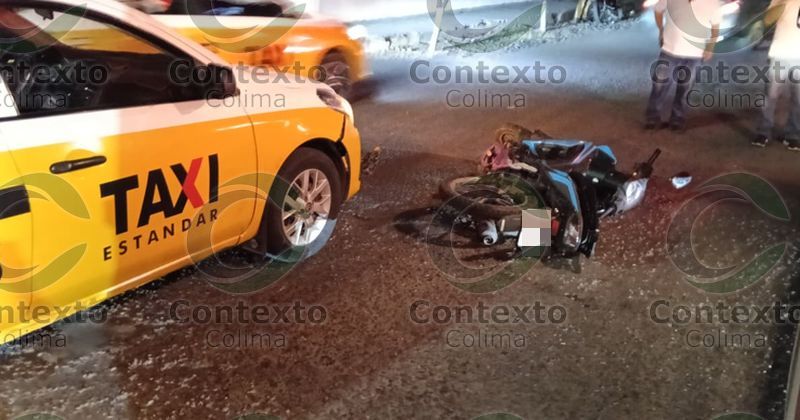 En este momento estás viendo Taxi choca a mujer de 50 años en moto, en Tecomán