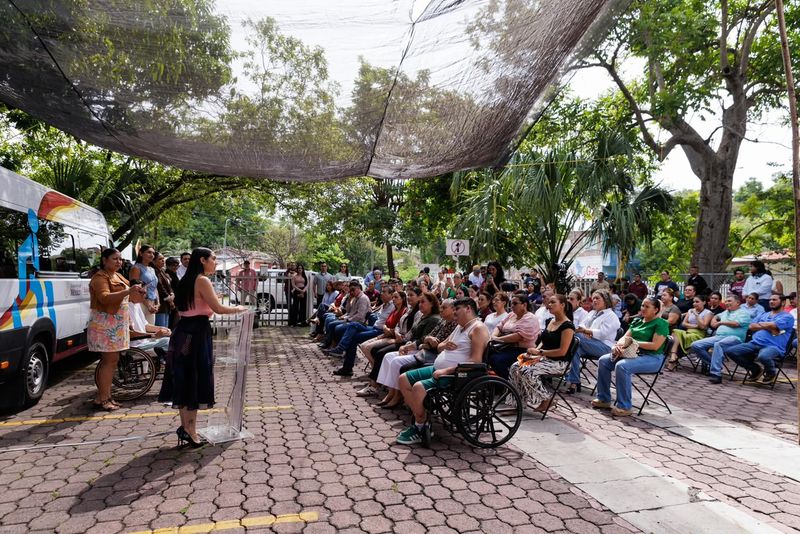 En este momento estás viendo Indira Vizcaíno entregó dos vehículos nuevos al CREE; tenían 20 años sin recibir alguna unidad adaptada