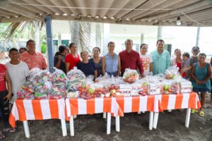 Lee más sobre el artículo Armando Reyna y DIF Tecomán entregan apoyos alimentarios a familias afectadas por el huracán Polo en Boca de Pascuales
