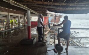 Lee más sobre el artículo Tormenta tropical ‘Rachel’ obliga a cerrar playas del litoral colimense y navegación en Manzanillo, por oleaje fuerte y elevado